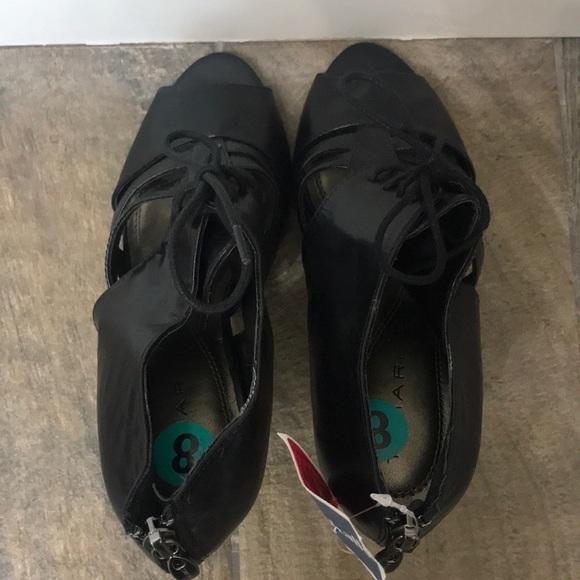 Tahari Black lidoII leather heels. NWT size 8M - Picture 4 of 8